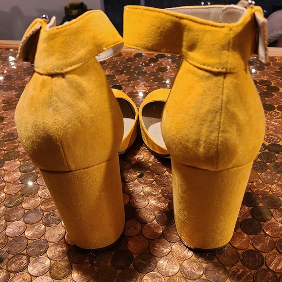 Mustard color stylish pumps - Picture 12 of 16